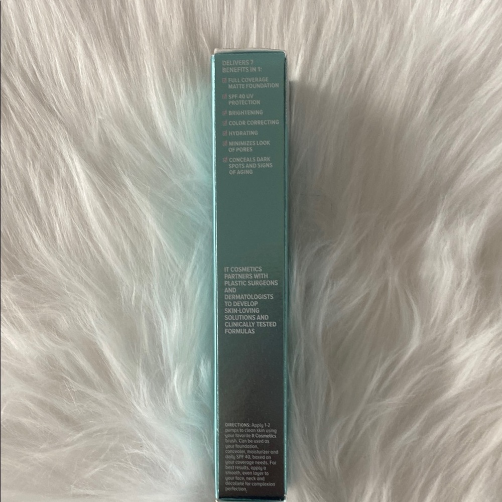 New in box It Cosmetics CC+ Oil-Free Matte in light - Picture 2 of 4